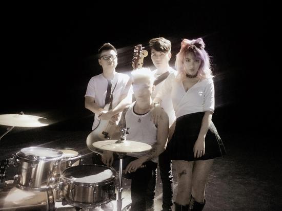 小爱与花儿乐队拍摄《烈火女神》mv