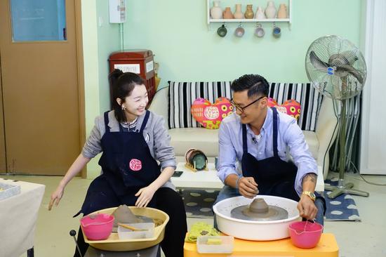 周冬雨余文乐做陶艺显甜蜜