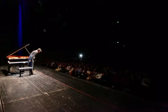 李云迪向观众鞠躬致意