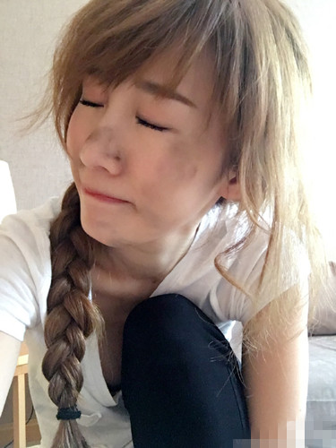 李念微博晒工作妆