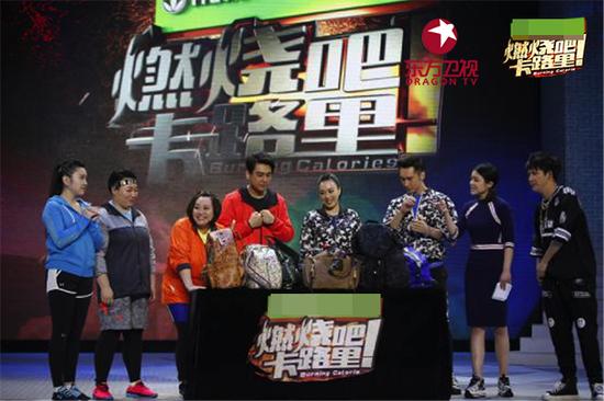 众人被突击翻查包内减肥违禁物品