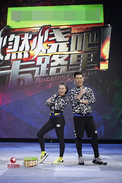 钟丽缇和张伦硕甜蜜登场