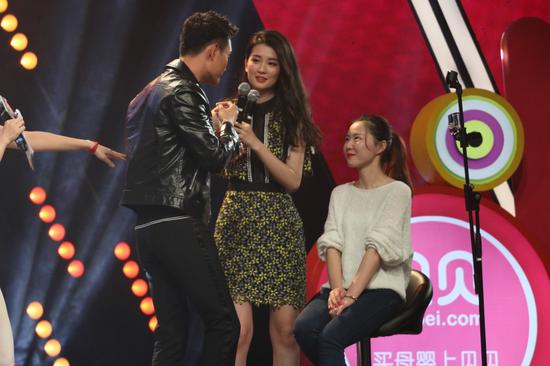 王凯为粉丝化妆