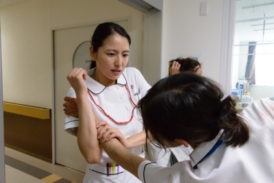 长泽雅美请叫我英雄上演制服诱惑图