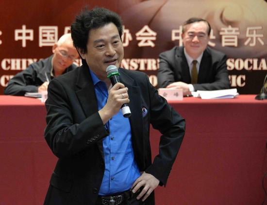 著名小提琴家吕思清担任比赛评委