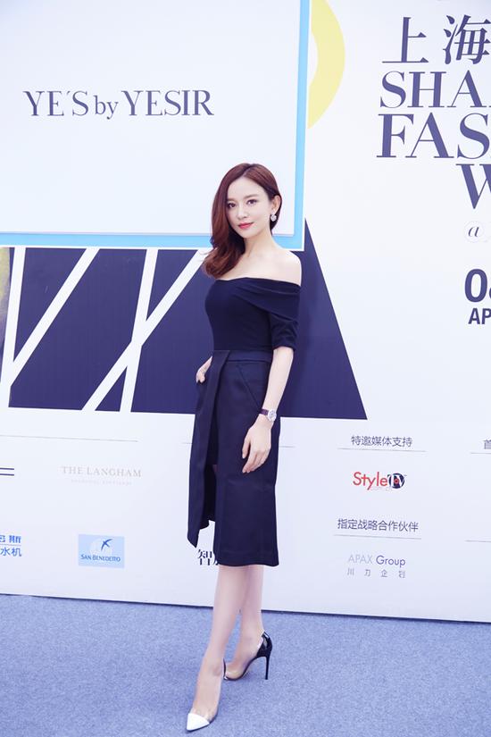 施诗斗艳上海时装周 获赞行走的衣架