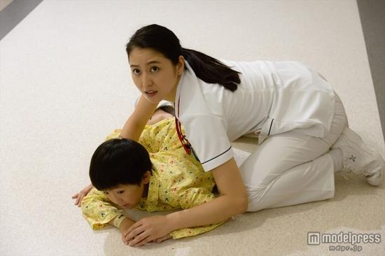 长泽雅美请叫我英雄上演制服诱惑图
