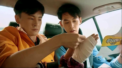 郑元畅为唐晓天包扎