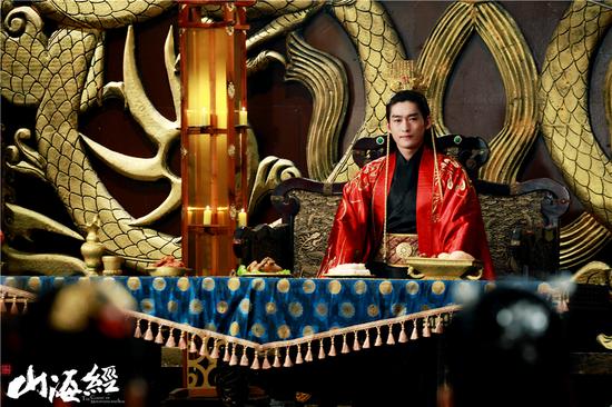 张翰身着红色帝王之衣