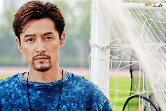 《旋风》曝足球赛特辑 胡歌长腿展球技