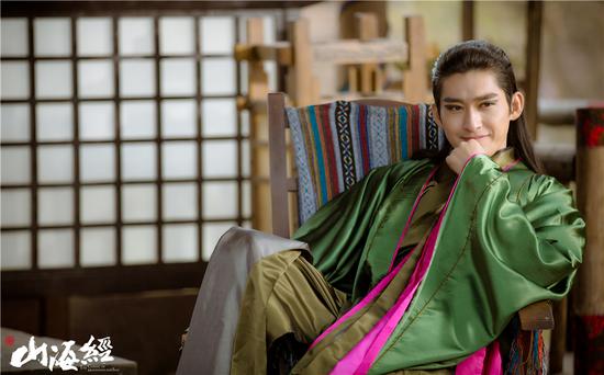 完全不顾往日情分伤及无辜,剧照中张翰饰演的心月狐身着七种颜色不同