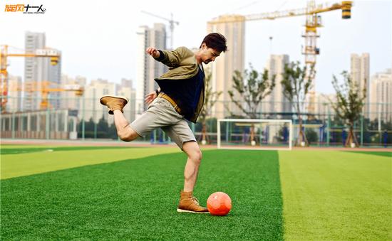 胡歌展示足球魅力