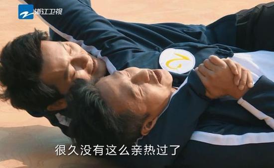 邓超李晨抱作一团
