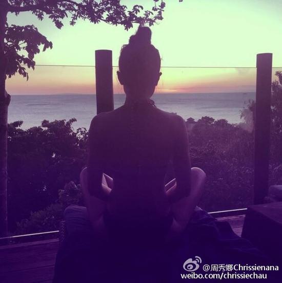 周秀娜面朝大海打坐穿比基尼露美背细腰