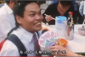 八两金在周星驰名作《食神》中，客串一位“考100分”的客人走红。