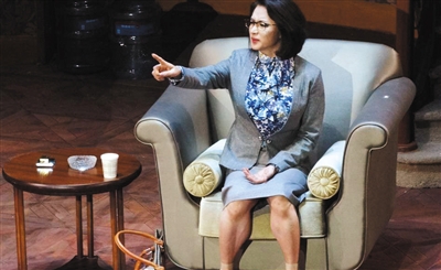 在之前的话剧《暧昧》中，金星挑战了有点不谙世事的女干部角色。