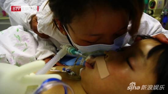 母亲即将告别自己的儿子