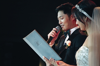 2014年晋久与圈外女友结婚。此前，为了向女友求婚，浪漫的晋久准备了两三个月，又是写歌又是做视频，用真情打动了女友。