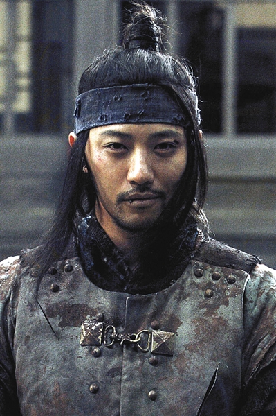 虽然在电影《血斗》和《母亲》中，晋久饰演的均为男配角，却也获得了韩国电影界的认可。