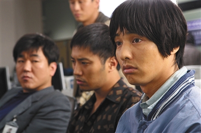 虽然在电影《血斗》和《母亲》中，晋久饰演的均为男配角，却也获得了韩国电影界的认可。