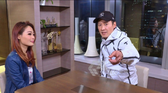 接受香港媒体采访