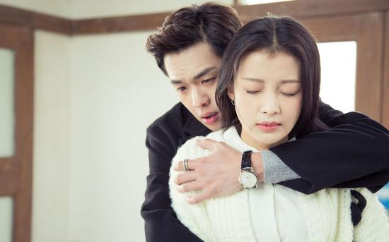 张若昀孙怡上演虐心后背抱