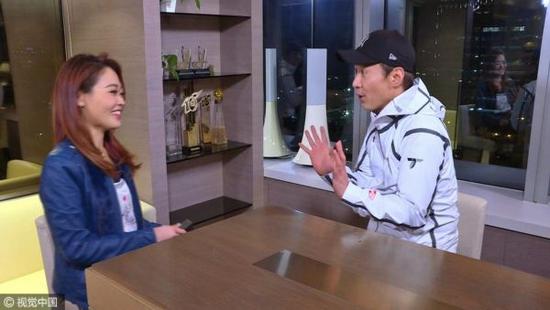 接受香港媒体采访