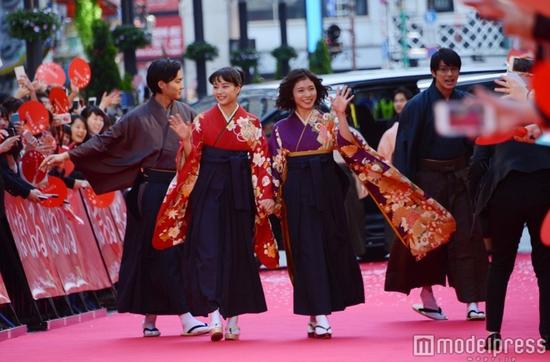 广濑丝丝现身 花牌 宣传数千粉丝围观 手机新浪网