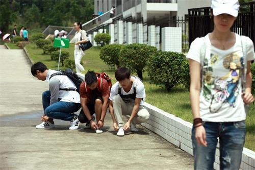 吴克群、多亮、万里在剧中一起追“女神”