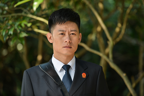 派演员领衔主演的国内首部田园法制轻喜剧《小镇大法官》已于昨日收官