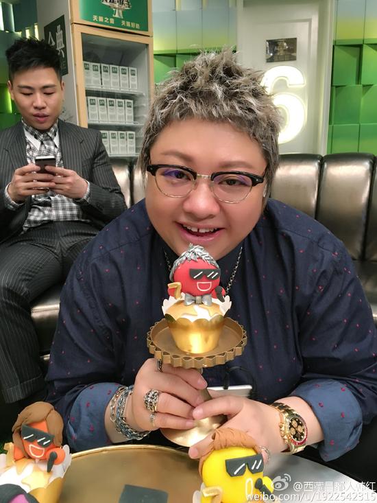 韩红怒斥山寨版行骗让她露出牙缝看看