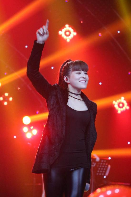 贝贝央视首唱新歌《young rock star》