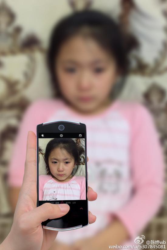 张艺谋小女儿哭鼻子