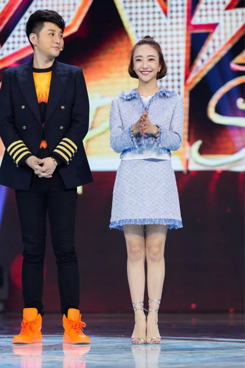 18 新浪娱乐 摘要:剧中,姜尘饰演的"中二娇妻"田菲菲出场就与郝蕾饰演