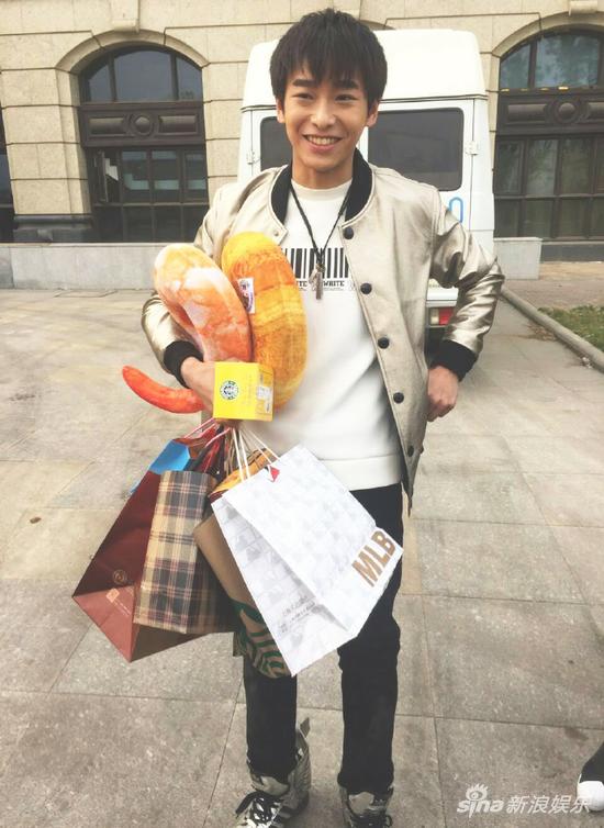 彭昱畅获粉丝贴心探班耿直表示最爱吃肉