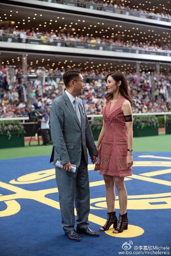 一张昨日出席香港爱彼女皇杯赛马会时在马场和老公许晋亨的恩爱牵手照