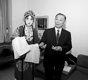 2013年5月18日，梅葆玖先生在胡文阁登场演出《穆桂英挂帅》前示范经典动作。