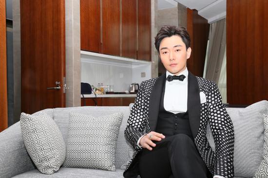 李东学新浪娱乐讯 你能想象一个男演员踢球时撞烂了脸,现在他不想靠脸