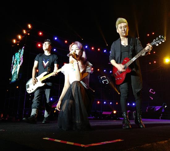 小爱与花儿乐队舞台