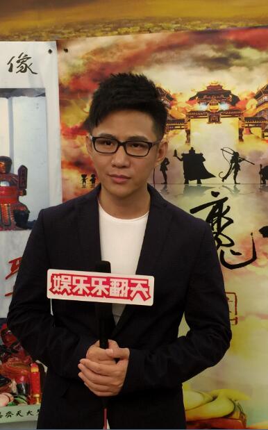 接受采访