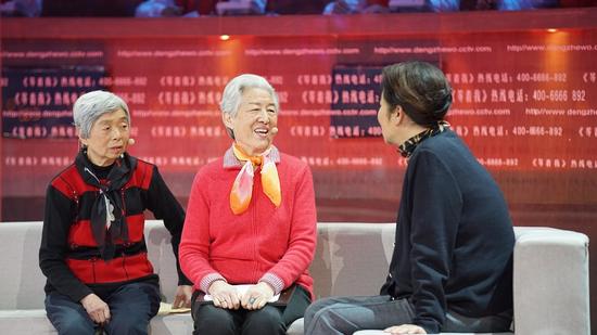 十八姐妹代表与倪萍在台上亲切交谈