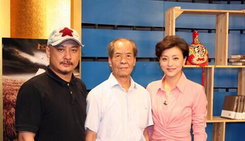 王全安陈忠实接受杨澜采访。