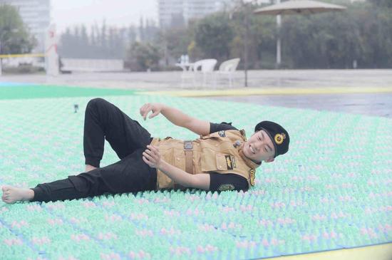 郑恺在指压板上