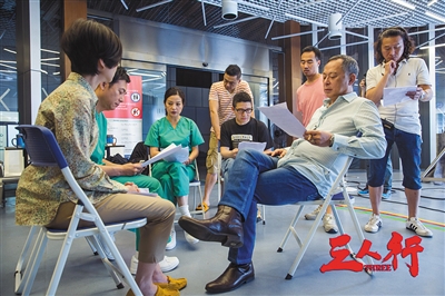 《三人行》依然延续了边拍边讨论的“银河惯例”。