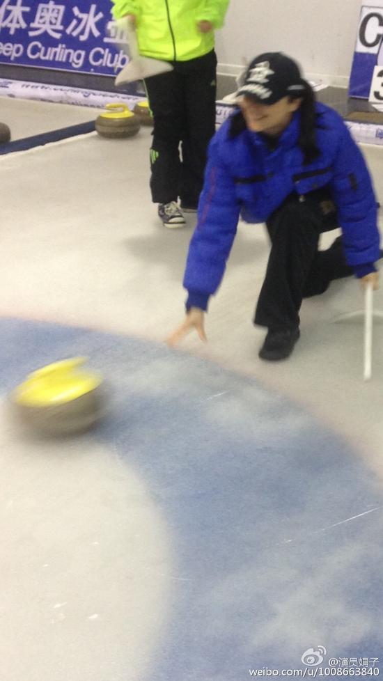 “令妃娘娘”玩冰壶