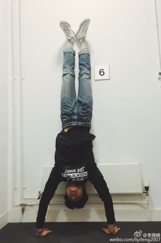 李易峰晒倒立照庆29岁生日