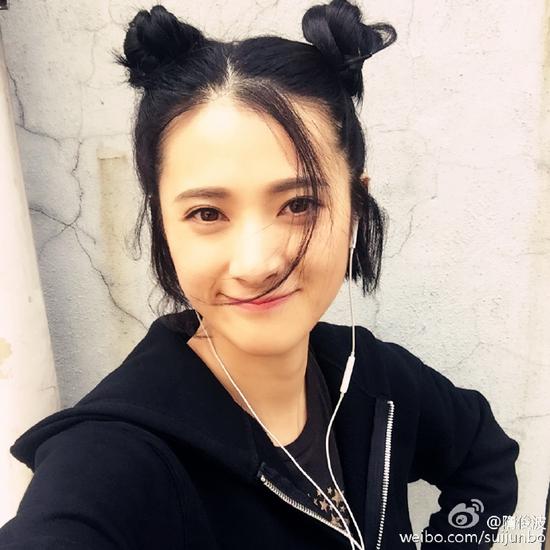 隋俊波晒出双喜丸子头搞怪潮流发型