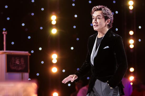 《幸运秀》李咏短发回归 哈文:20年没见