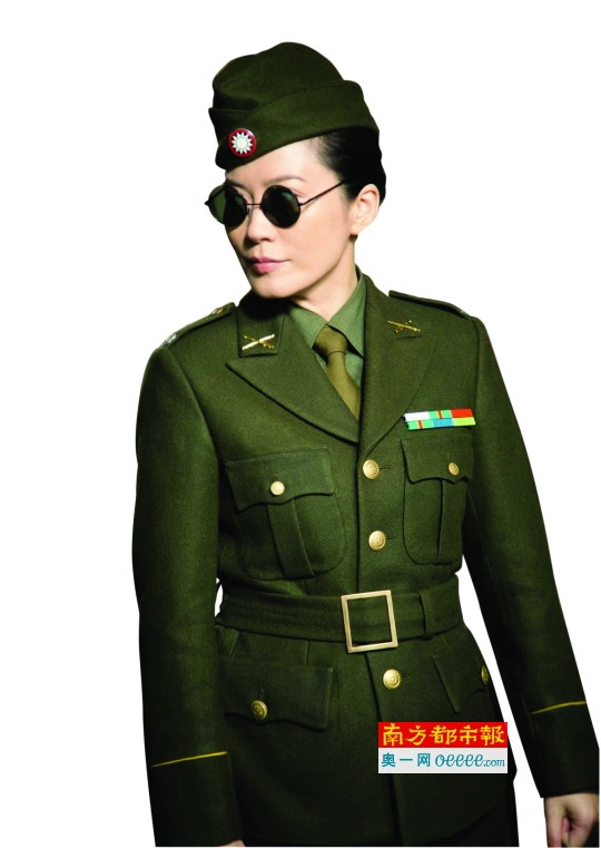 《父亲的身份》里,俞飞鸿抽烟,喝酒,打人,骂人,杀人,很过瘾