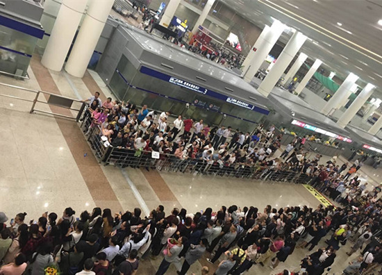 吴亦凡回国遭遇粉丝围堵 改走特殊通道